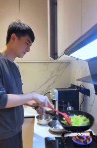 ​林更新“厨神”回归  分享做饭视频引热议