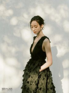 ​张钧甯春日氛围感大片释出，着黑色深 V 长裙好优雅