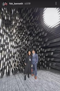 ​霍启刚晒照秀恩爱  彼此依偎着甜蜜合影