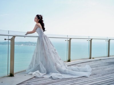 ​佟丽娅穿闪钻长裙显精致 海边拍大片气质佳