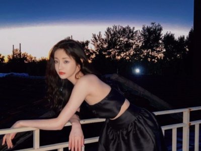 ​周洁琼穿抹胸配短裙秀蛮腰 披卷发眼神魅惑