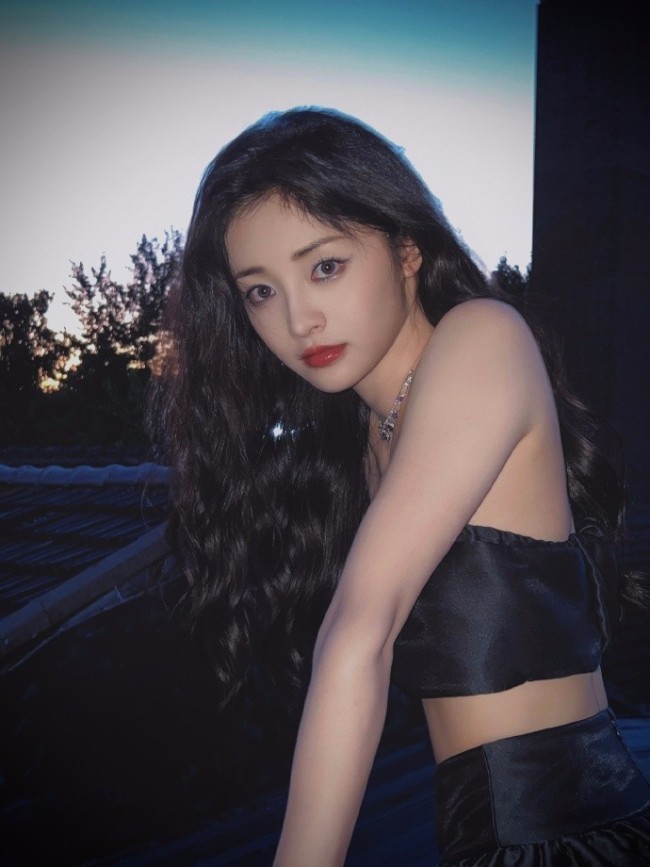 周洁琼穿抹胸配短裙秀蛮腰 披卷发眼神魅惑