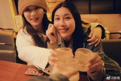 ​杨紫晒美照嘟嘴卖萌 深夜与好友吃吃喝喝