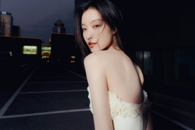 ​倪妮穿白色抹胸短裙亮相 配短靴又甜又飒