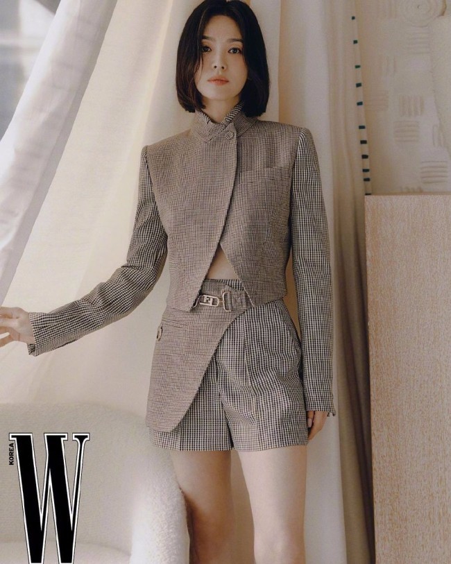 宋慧乔西装写真干练洒脱 眼神犀利气场强大