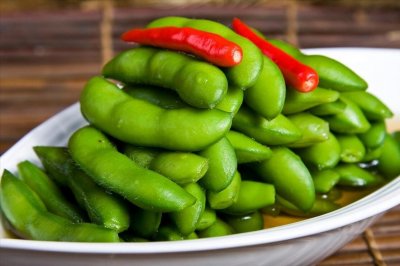 水煮毛豆,直接下锅可不行,难怪不入味还发黄,大厨教你3个诀窍