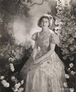 年轻时的英国女王真的腰细吗?看完这组绝版老照片,你就知道了