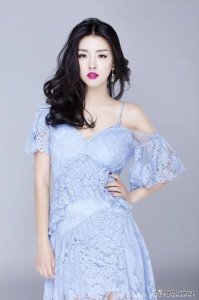 世界小姐高贵优雅,尽显女神气质,魔鬼身材凹凸有致大长腿更耀眼