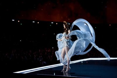 ​何穗个人资料和图片 维密穿透明的衣服会更好看