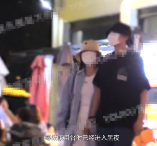 ​好甜！张若昀唐艺昕十指紧扣吃饭逛街