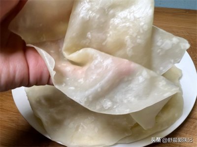 ​想吃薄饼自己做，饼薄如纸，嚼起来很劲道，可以卷自己喜欢的菜