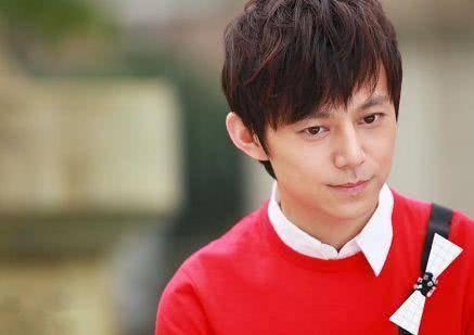 王牌主持人何炅：揭秘与妻子王菁的相恋过程，惹人注目！