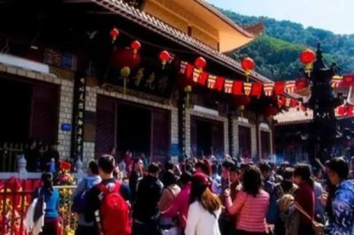 ​去寺庙不要随便烧香，7点规定请遵守