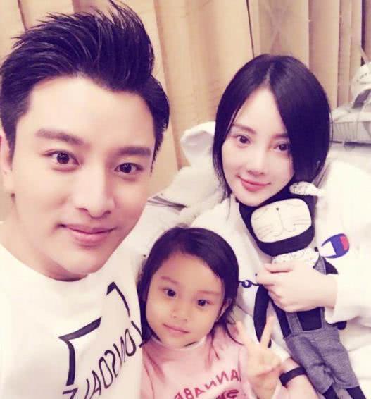 PG ONE和贾乃亮的生日就差七天,看李小璐的反应就知道她的选择