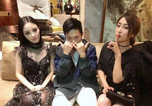 PG ONE和贾乃亮的生日就差七天,看李小璐的反应就知道她的选择