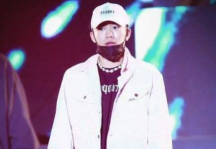 PG ONE和贾乃亮的生日就差七天,看李小璐的反应就知道她的选择