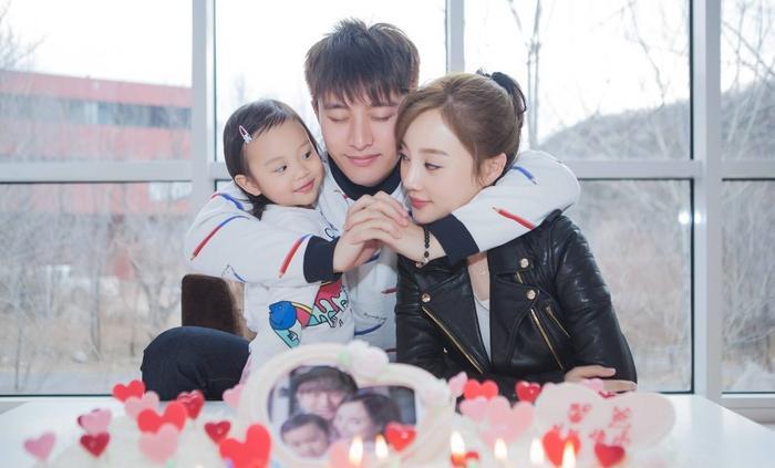 PG ONE和贾乃亮的生日就差七天,看李小璐的反应就知道她的选择