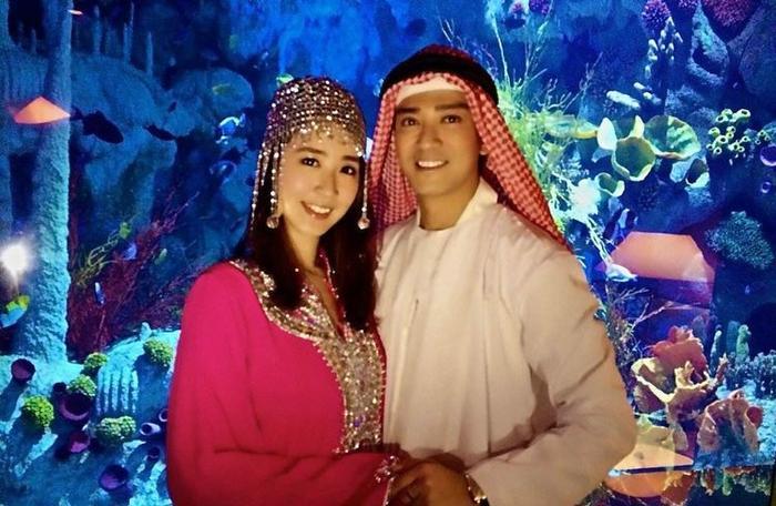 42岁陈晓东一家近照,小14岁娇妻清秀有气质,两女儿是长腿妹