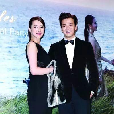 42岁陈晓东一家近照,小14岁娇妻清秀有气质,两女儿是长腿妹