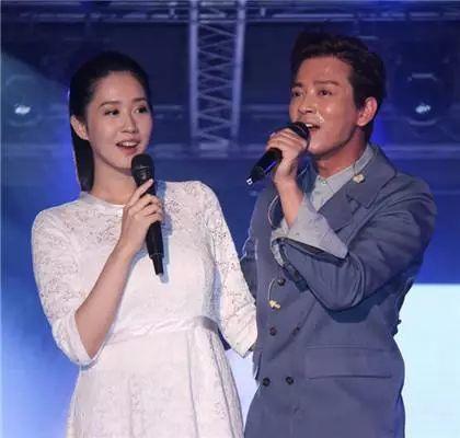 42岁陈晓东一家近照,小14岁娇妻清秀有气质,两女儿是长腿妹