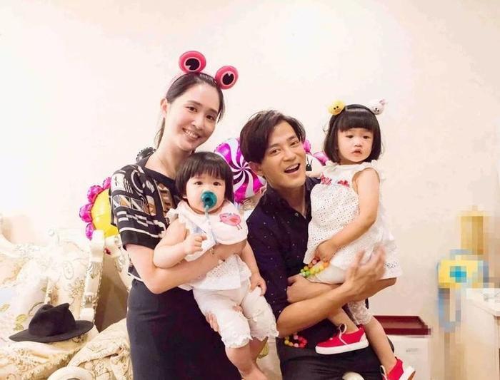 42岁陈晓东一家近照,小14岁娇妻清秀有气质,两女儿是长腿妹