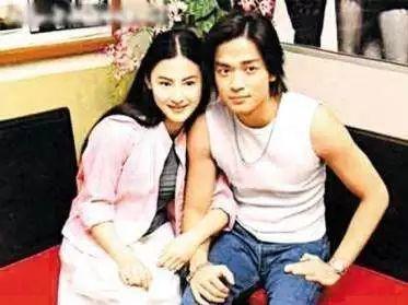 42岁陈晓东一家近照,小14岁娇妻清秀有气质,两女儿是长腿妹