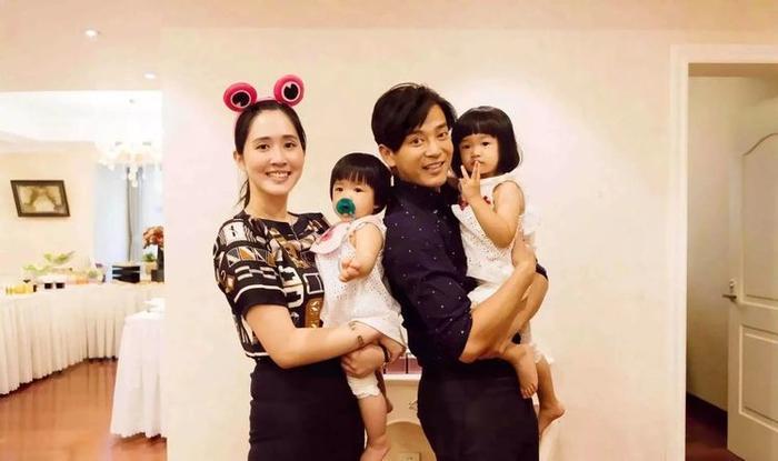 42岁陈晓东一家近照,小14岁娇妻清秀有气质,两女儿是长腿妹