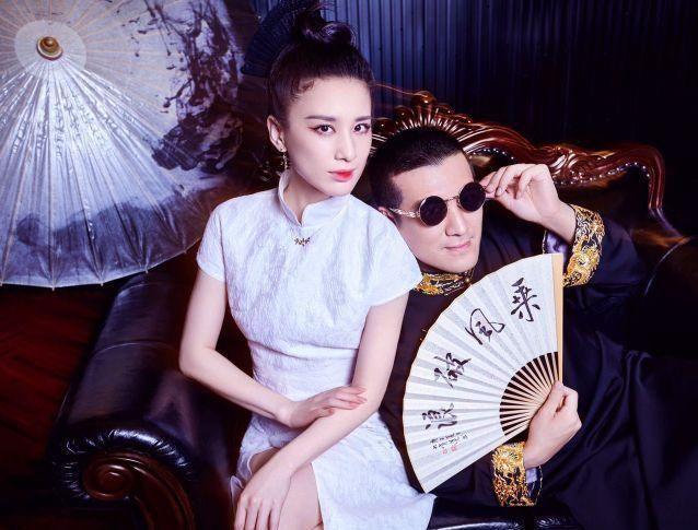 黄圣依杨子夫妇同框拍大片,牵手相依互动亲密,有意破不和传言?