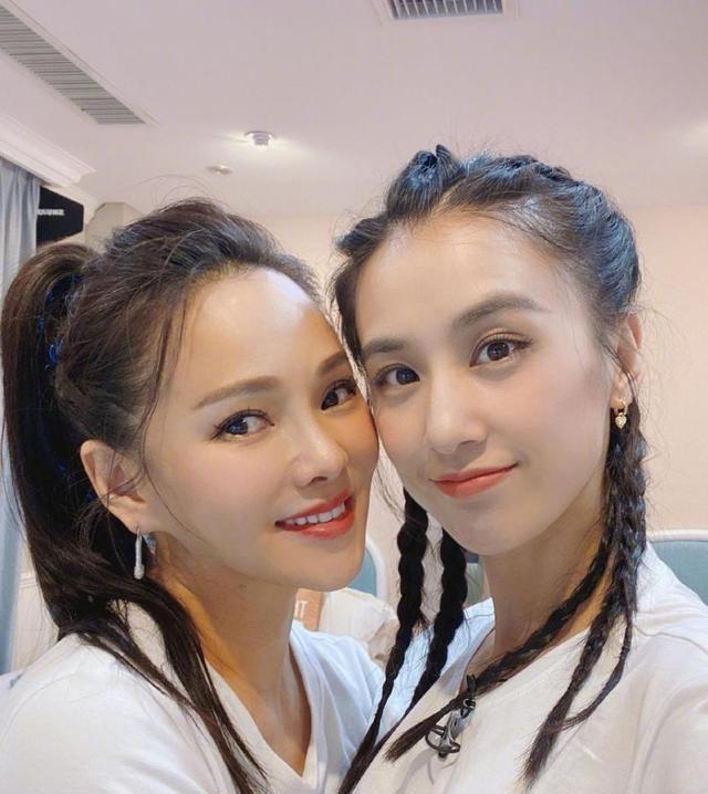 黄圣依杨子夫妇同框拍大片,牵手相依互动亲密,有意破不和传言?