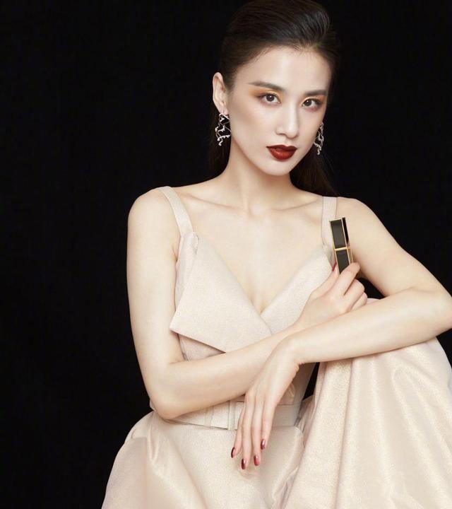 黄圣依杨子夫妇同框拍大片,牵手相依互动亲密,有意破不和传言?