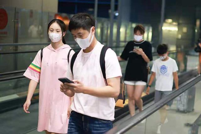 杨天真反对任何艺人公开恋情(杨天真否认签孙一宁)(1)