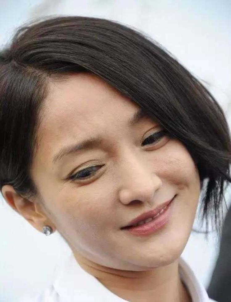 周冬雨下巴的疤痕怎么弄得「素颜的周冬雨下巴现3厘米疤痕而今才知道杨幂爱照半边脸的原因」