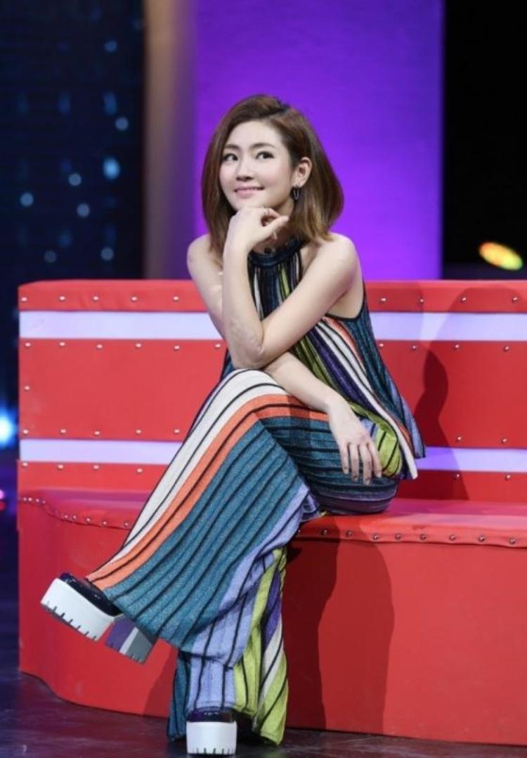 周冬雨下巴的疤痕怎么弄得「素颜的周冬雨下巴现3厘米疤痕而今才知道杨幂爱照半边脸的原因」