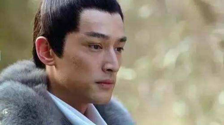 周冬雨下巴的疤痕怎么弄得「素颜的周冬雨下巴现3厘米疤痕而今才知道杨幂爱照半边脸的原因」