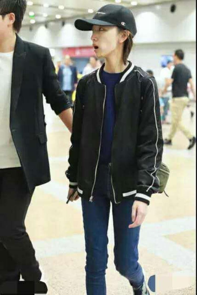 周冬雨下巴的疤痕怎么弄得「素颜的周冬雨下巴现3厘米疤痕而今才知道杨幂爱照半边脸的原因」