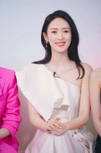 ​童瑶个人资料简介及家世（用18年撕丑闻标签，被大17岁老公苦追，童瑶的人生远