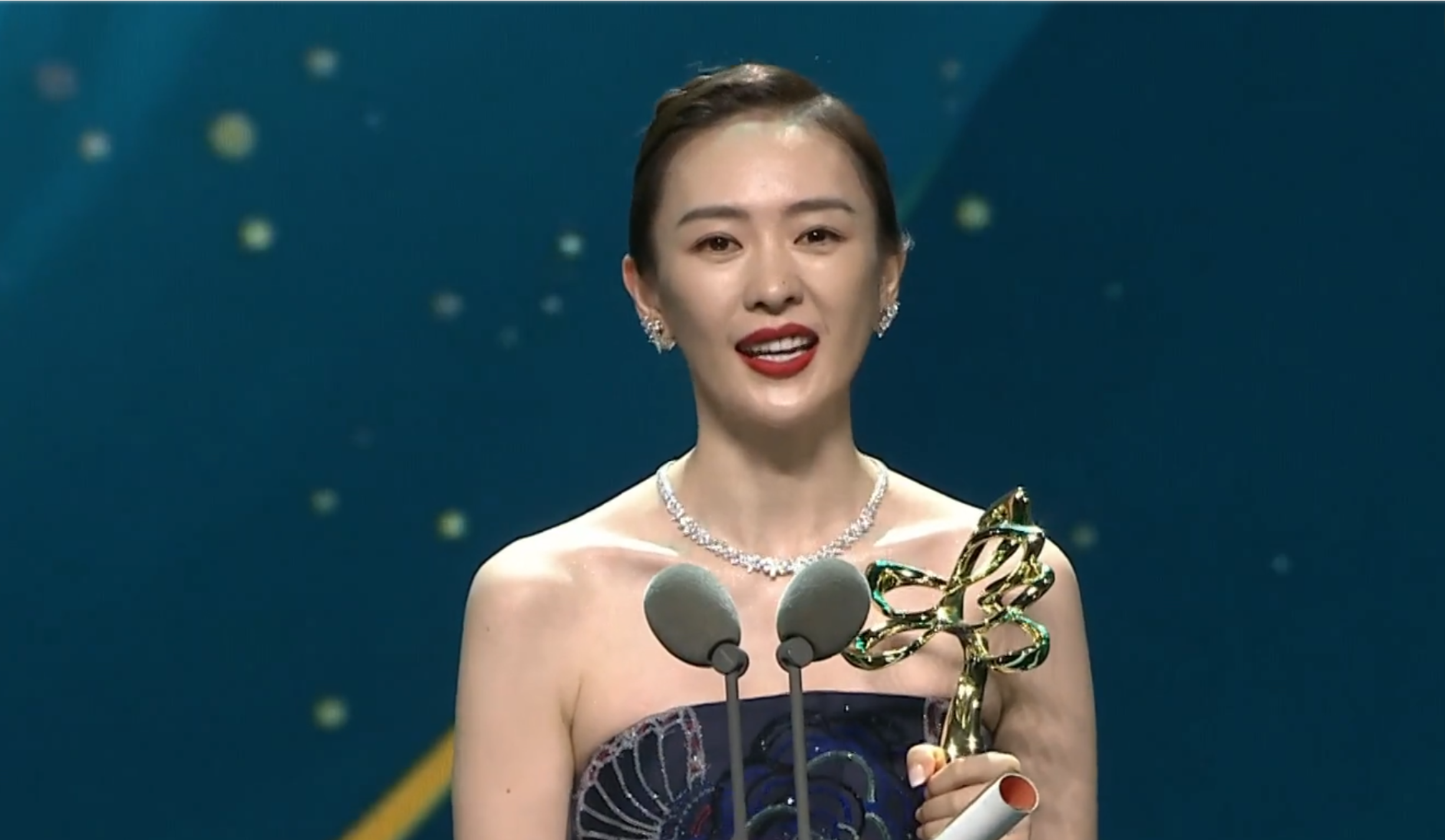 童瑶个人资料简介及家世(用18年撕丑闻标签,被大17岁老公苦追,童瑶的人生远比电视剧精彩)