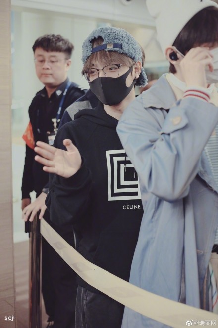 李振宁一身全黑look，简约休闲不失潮流，与粉丝热情打招呼好暖心