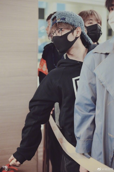 李振宁一身全黑look，简约休闲不失潮流，与粉丝热情打招呼好暖心