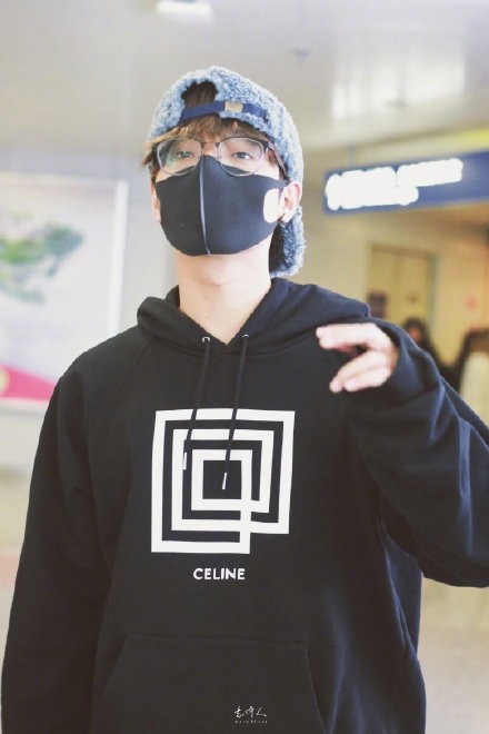 李振宁一身全黑look，简约休闲不失潮流，与粉丝热情打招呼好暖心