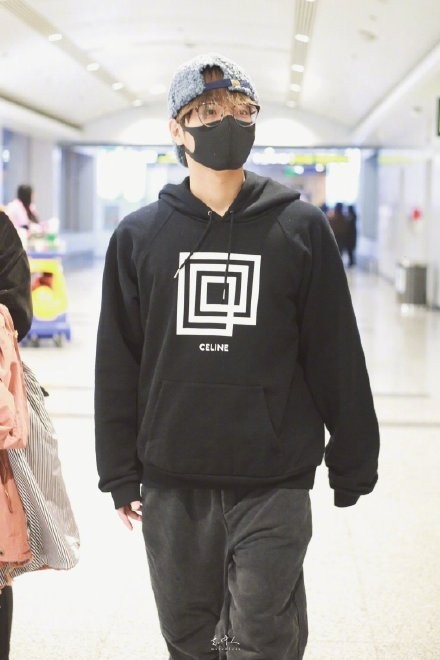 李振宁一身全黑look，简约休闲不失潮流，与粉丝热情打招呼好暖心