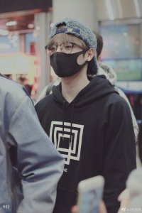 ​李振宁一身全黑look，简约休闲不失潮流，与粉丝热情打招呼好暖心