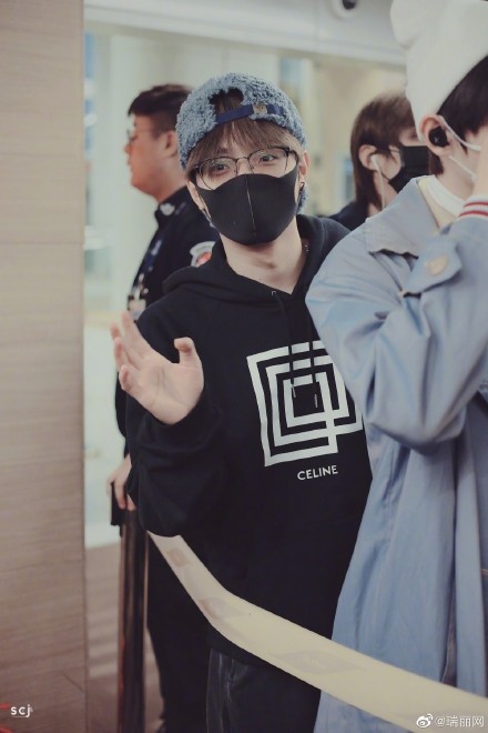 李振宁一身全黑look，简约休闲不失潮流，与粉丝热情打招呼好暖心