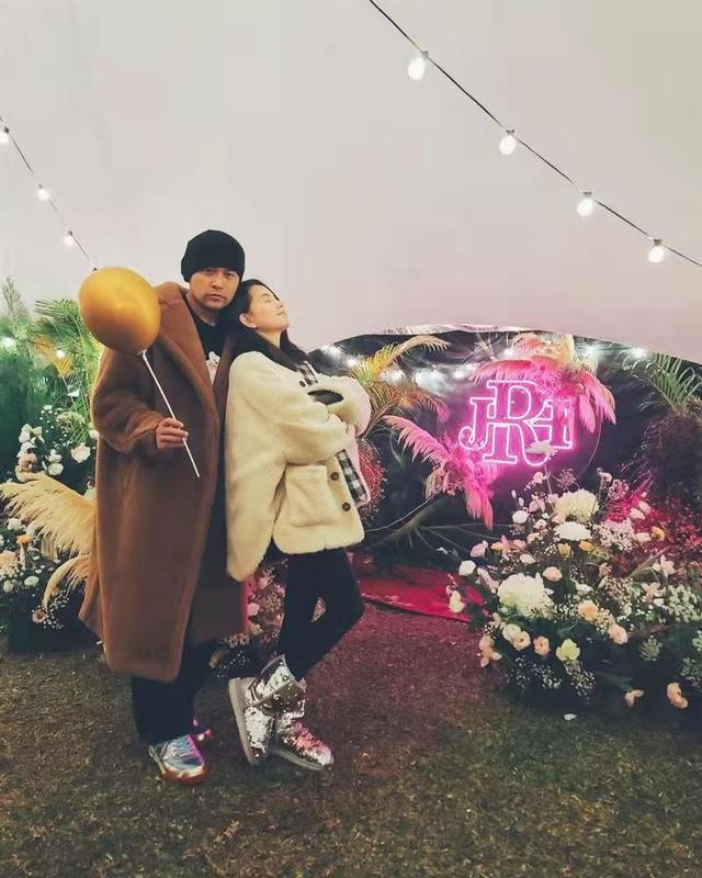 周杰伦晒20年前旧来人照(儿女看11年前的青蜂侠)(1)