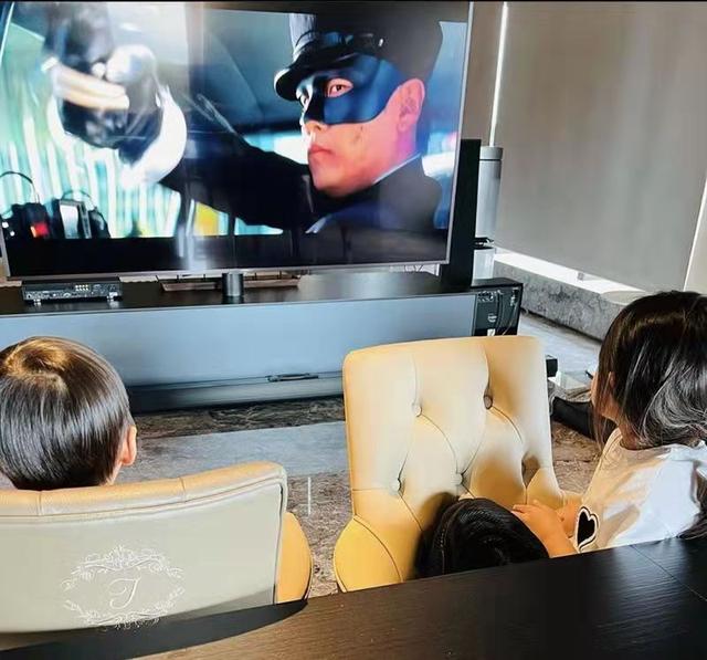 周杰伦晒20年前旧来人照(儿女看11年前的青蜂侠)(2)