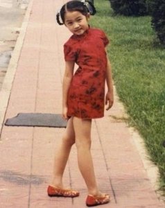 ​关晓彤晒6岁拍奥运宣传片时旧照，穿红色旗袍的她从小就是大长腿