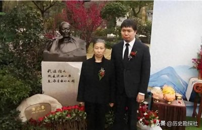 ​2019年陈小鲁去世一周年，妻子粟惠宁和儿子，在他雕像前珍贵留影