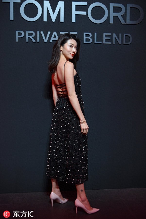 郑恺前女友程晓玥大秀美背性感撩人,可脸上的饱满苹果肌好抢戏