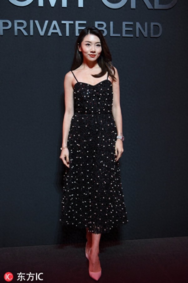 郑恺前女友程晓玥大秀美背性感撩人,可脸上的饱满苹果肌好抢戏