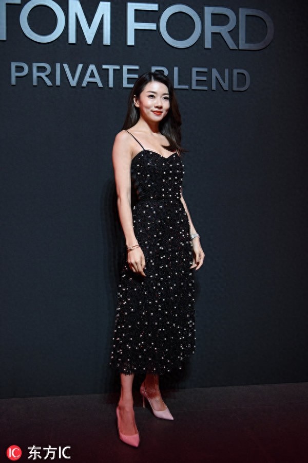 郑恺前女友程晓玥大秀美背性感撩人,可脸上的饱满苹果肌好抢戏